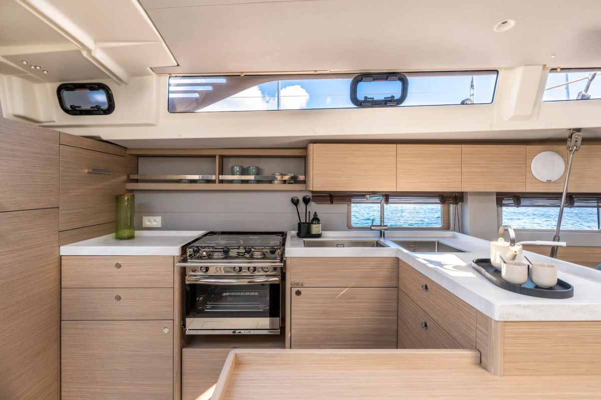 OCEANIS 52 IMAGE INTERIOR (8)