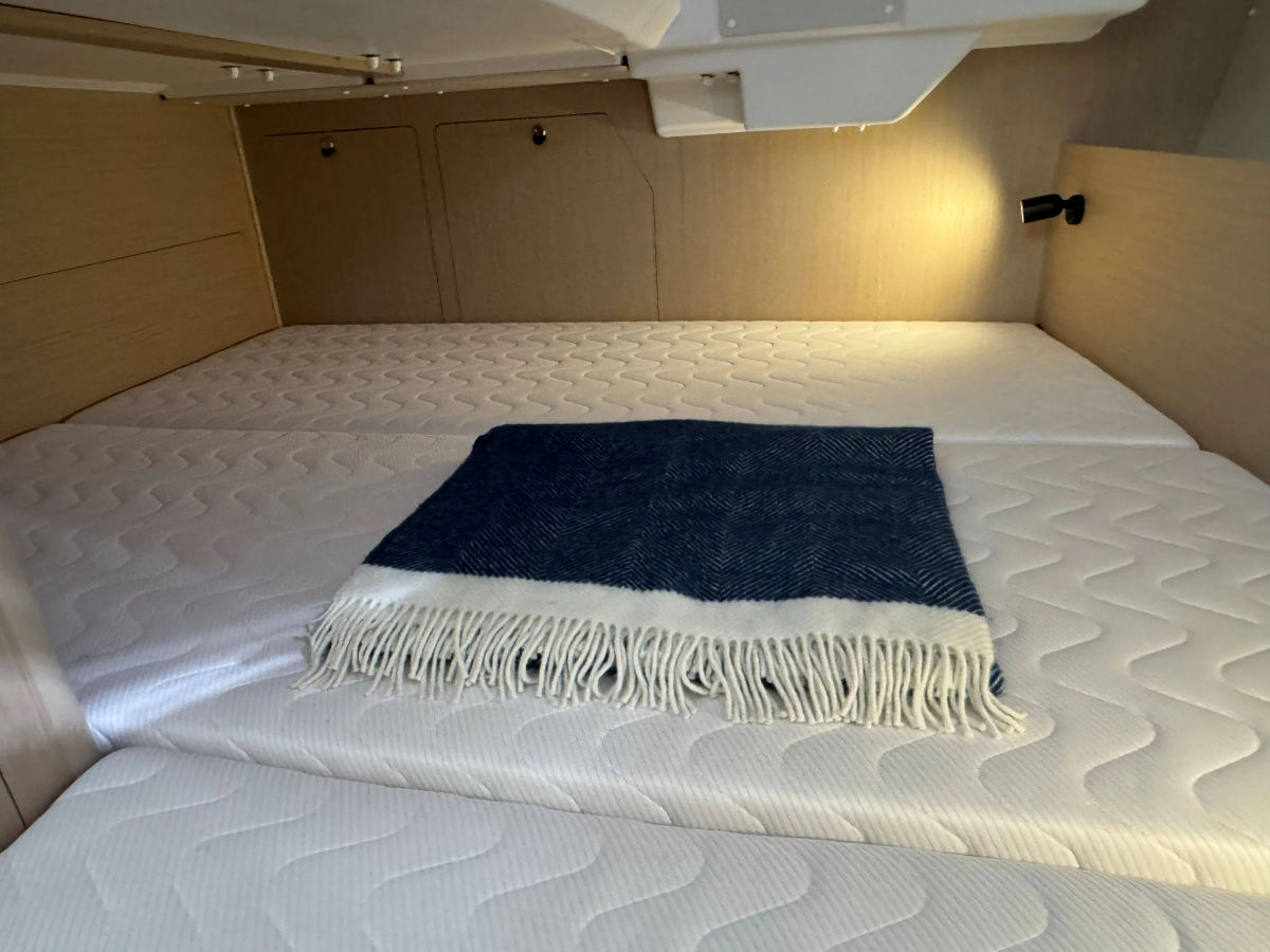 Pre-Owned 2023 Beneteau Monohull 38ft "Cent Anni" - Ventura CA aft berth