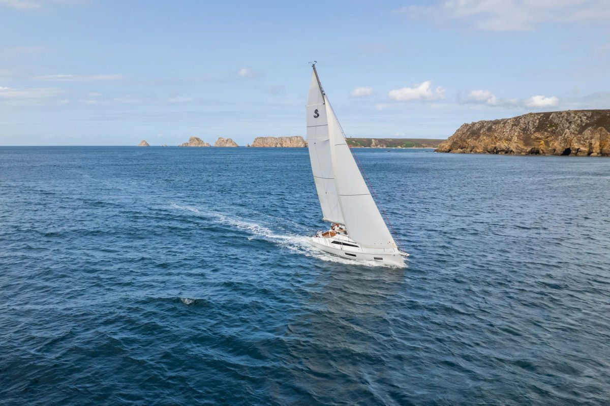 oceanis 37 1 image exterior running 1 j207qr