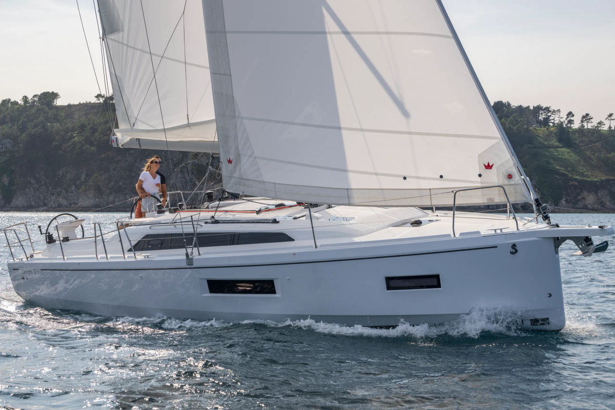 oceanis 37 1 image exterior running 10 e2js2v