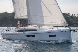 Thumbnail oceanis 37 1 image exterior running 10 e2js2v