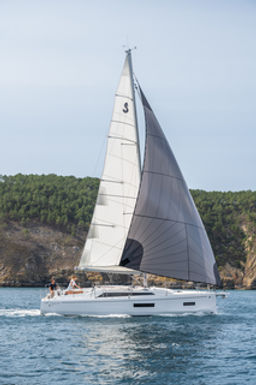 Thumbnail oceanis 37 1 image exterior running 6 lbrsfy
