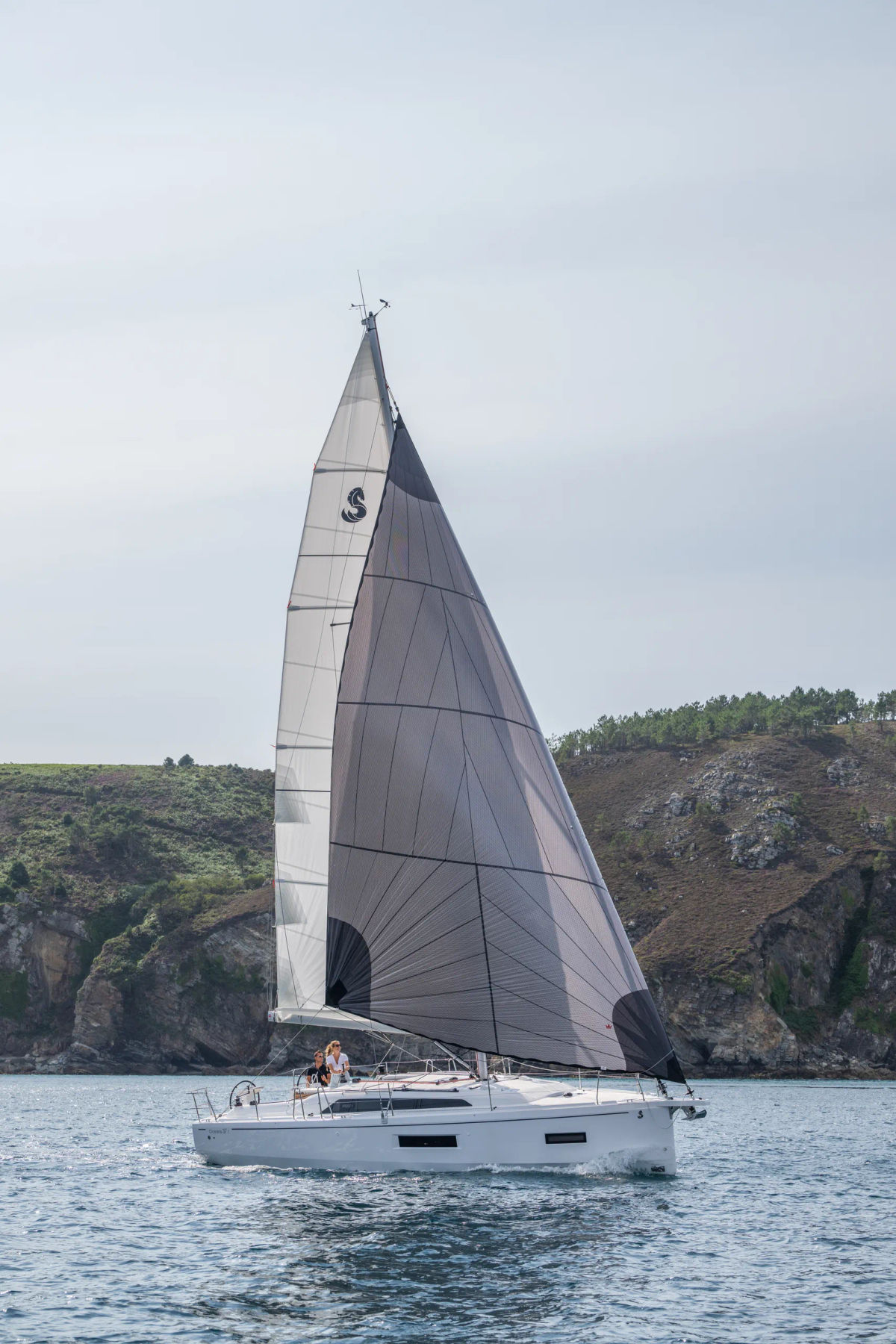 oceanis 37 1 image exterior running 9 1c1vsb