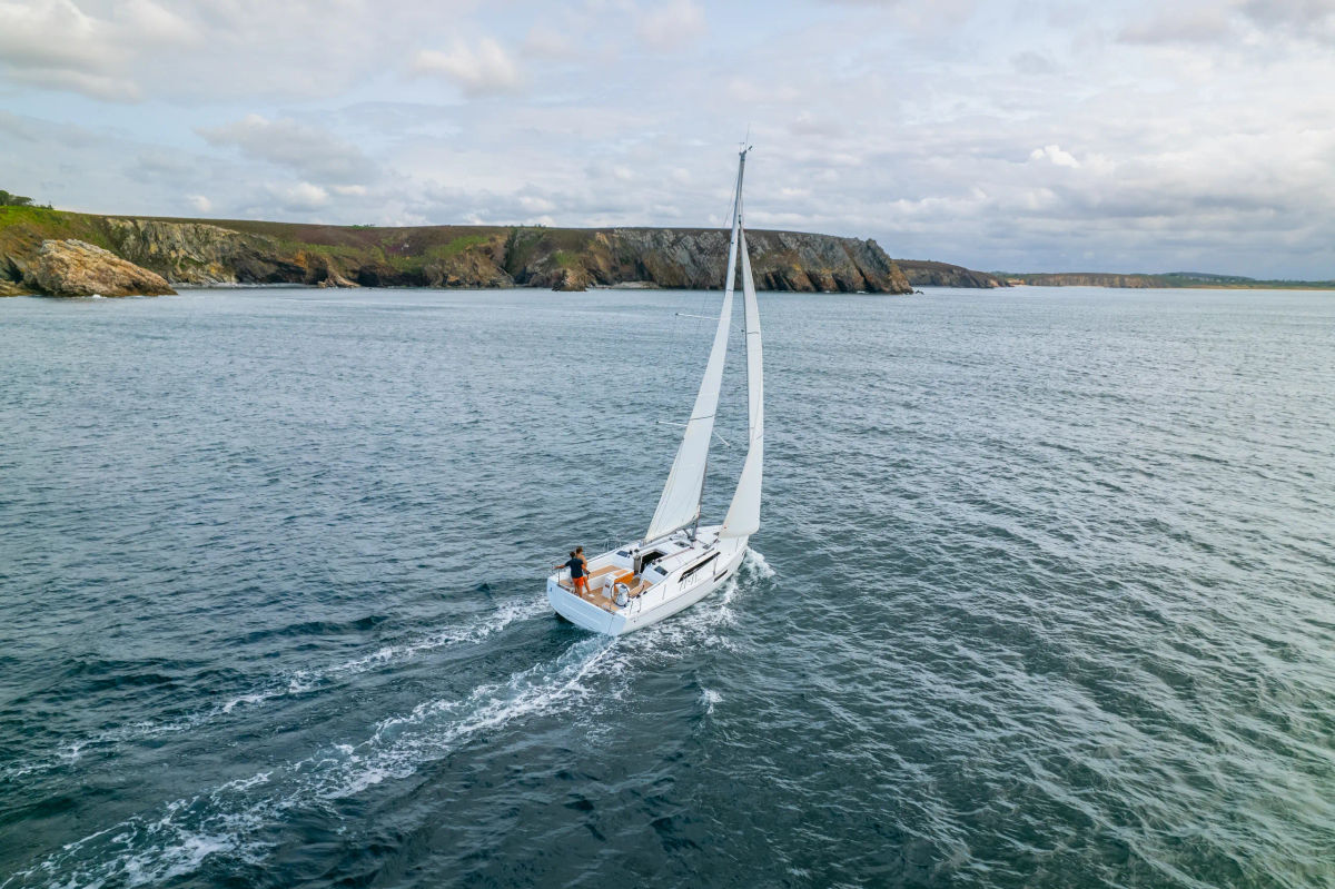 oceanis 37 1 image exterior running iku10t