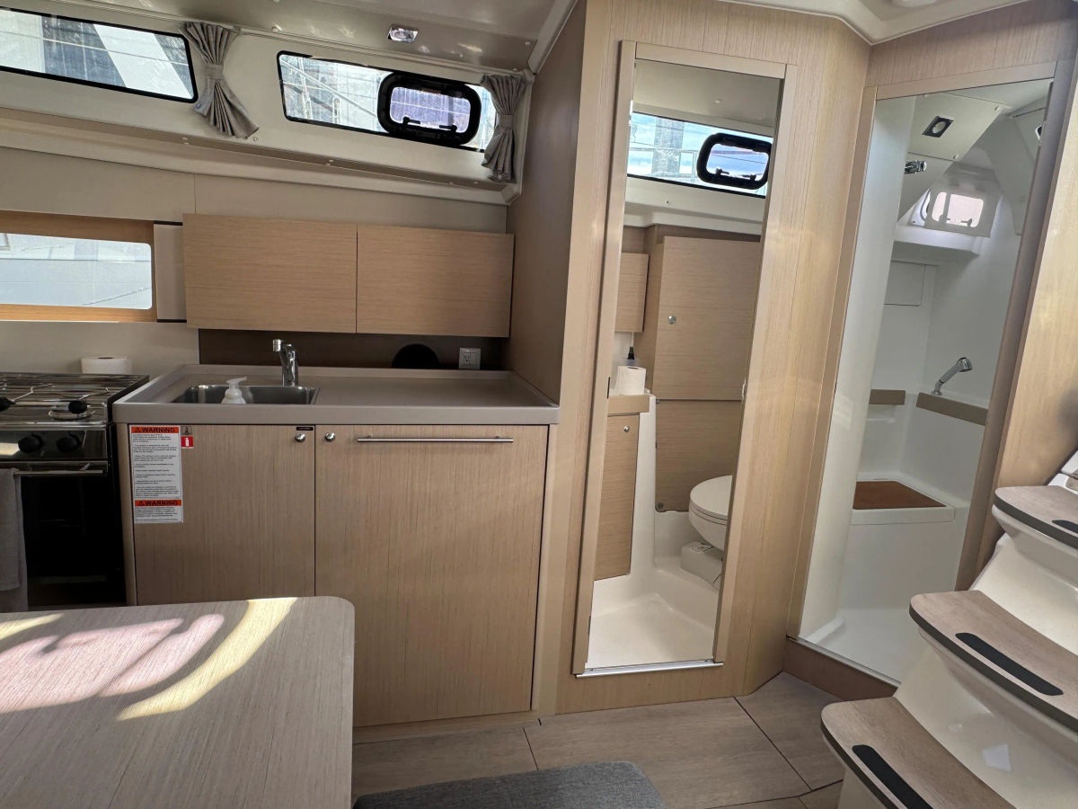 Pre-Owned 2023 Beneteau Monohull 38ft "Cent Anni" - Ventura CA separate shower