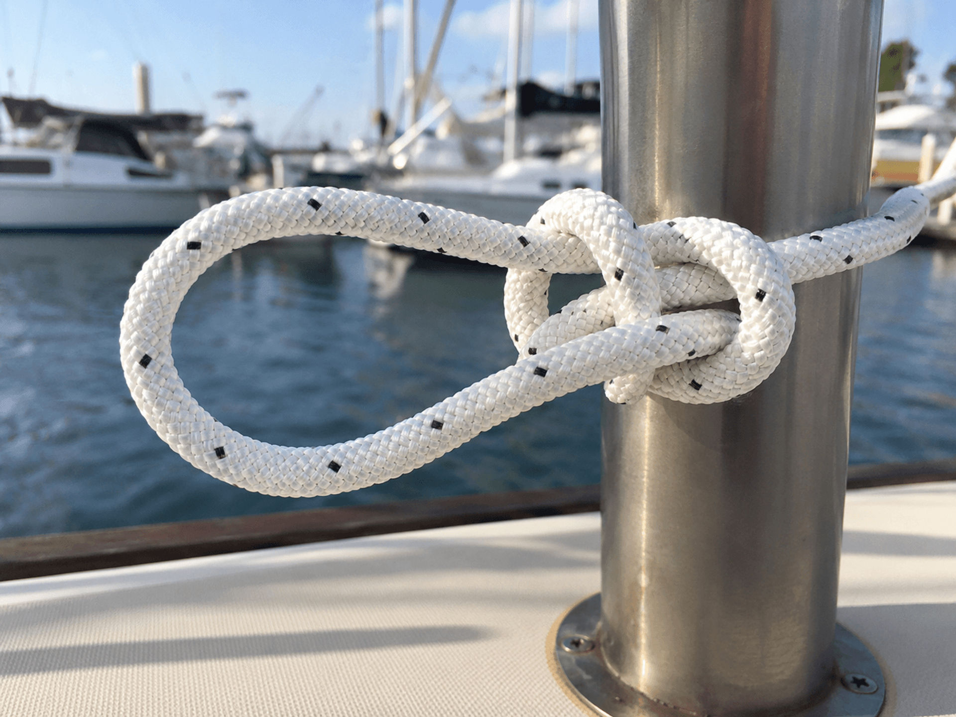 Bowline knot creating a fixed loop for sailing