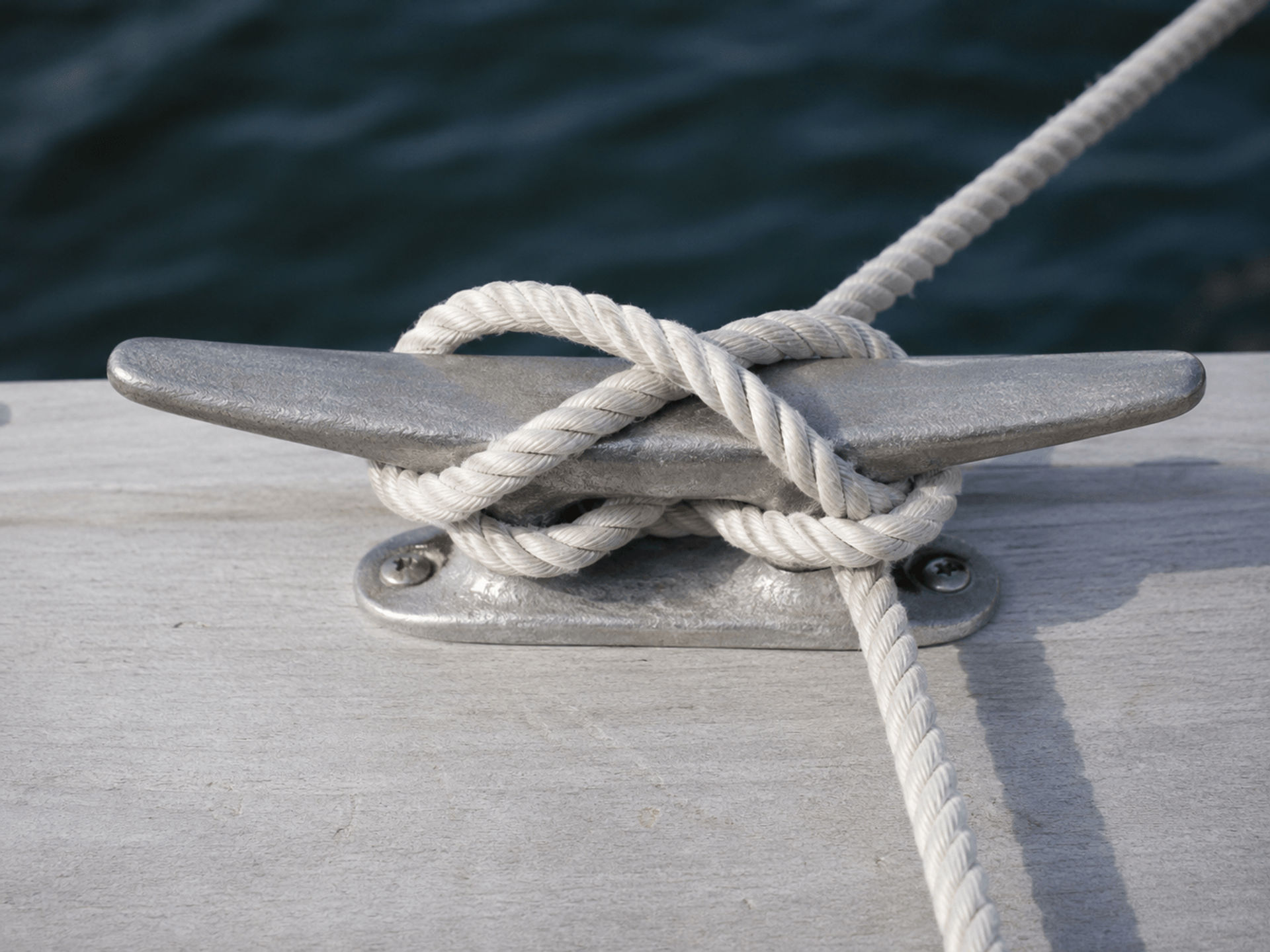 Cleat hitch for securing dock lines