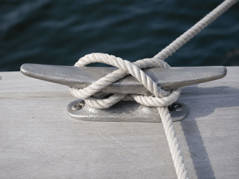 Cleat hitch for securing dock lines