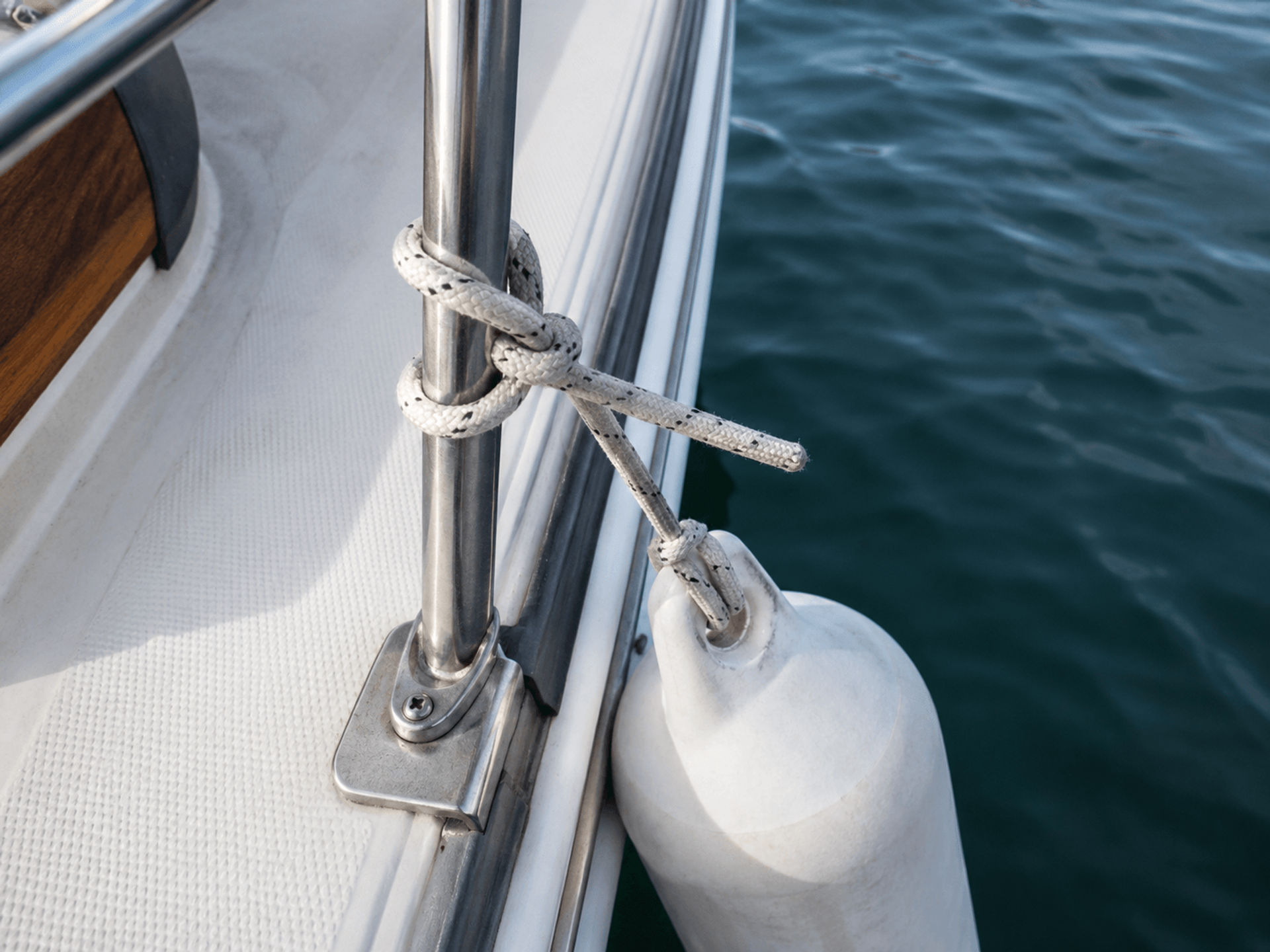 Clove hitch knot for securing fenders and lines