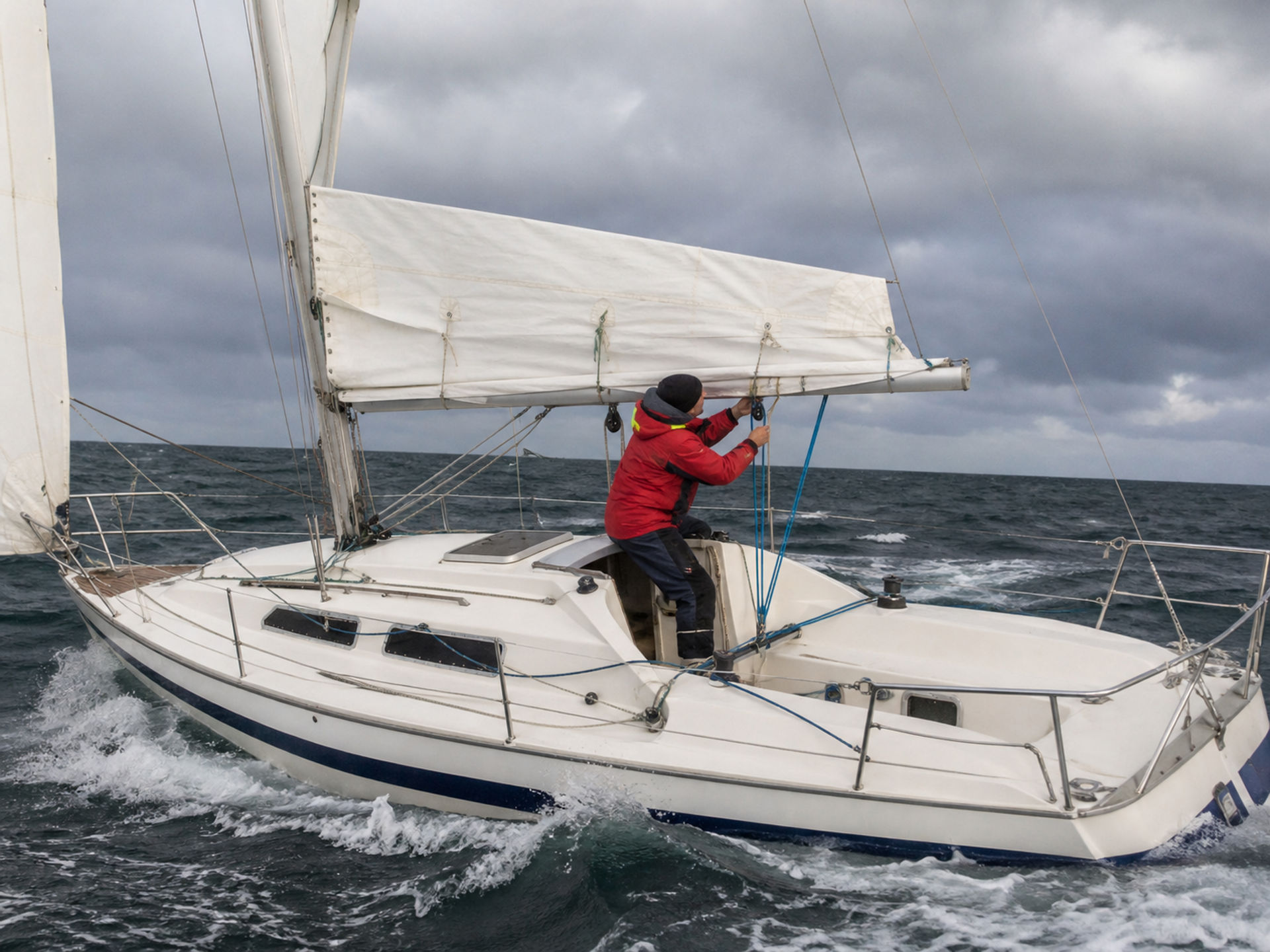 Sailboat heeling less with crew weight shifted to windward
