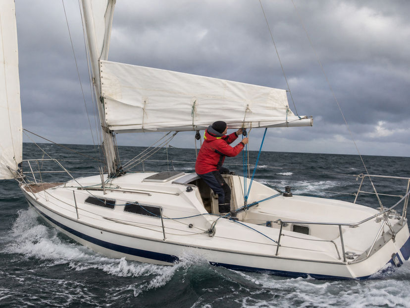 Sailboat heeling less with crew weight shifted to windward Sailboat heeling less with crew weight shifted to windward