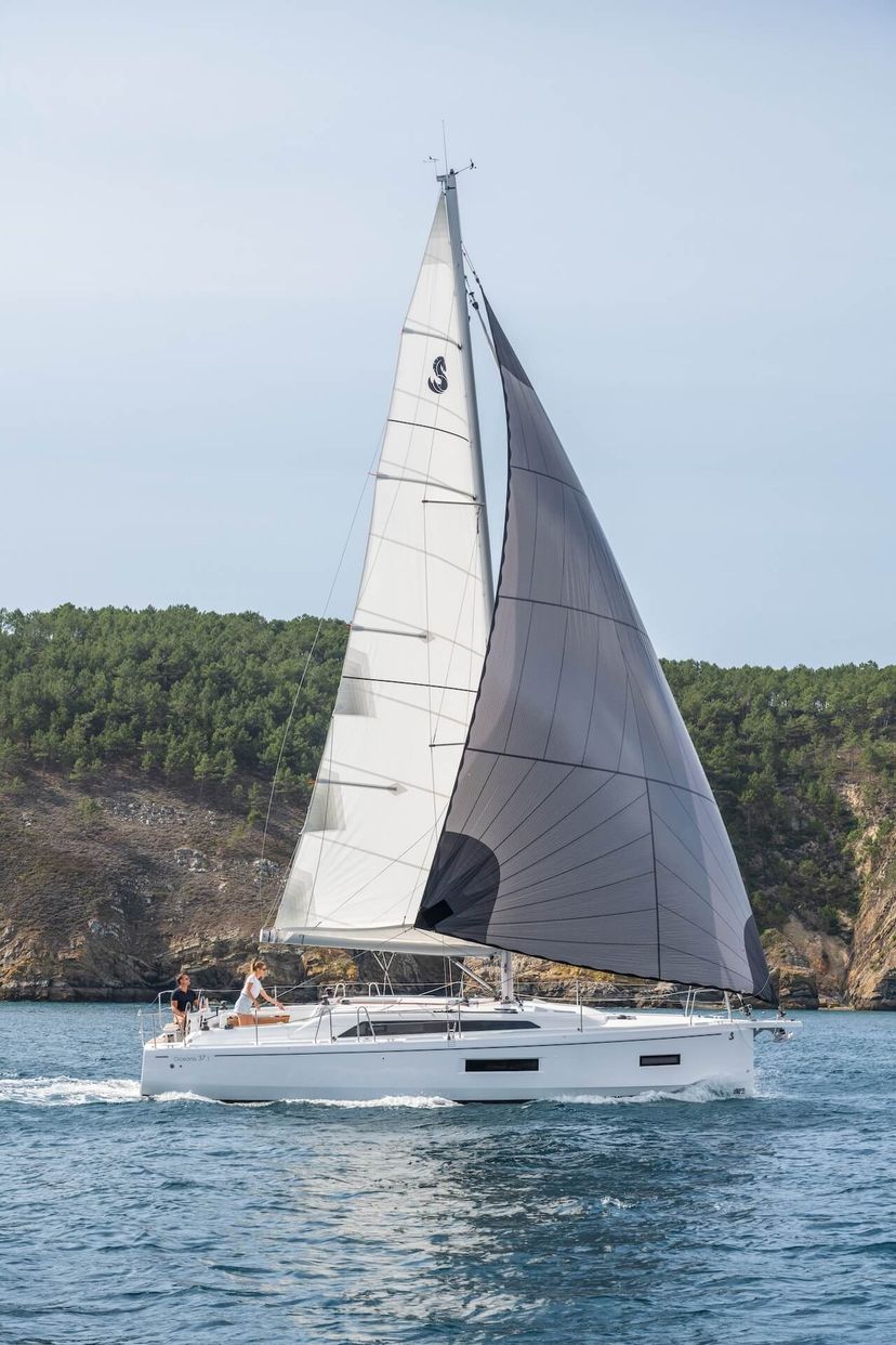 Oceanis 371 sailing underway Oceanis 371 sailing underway