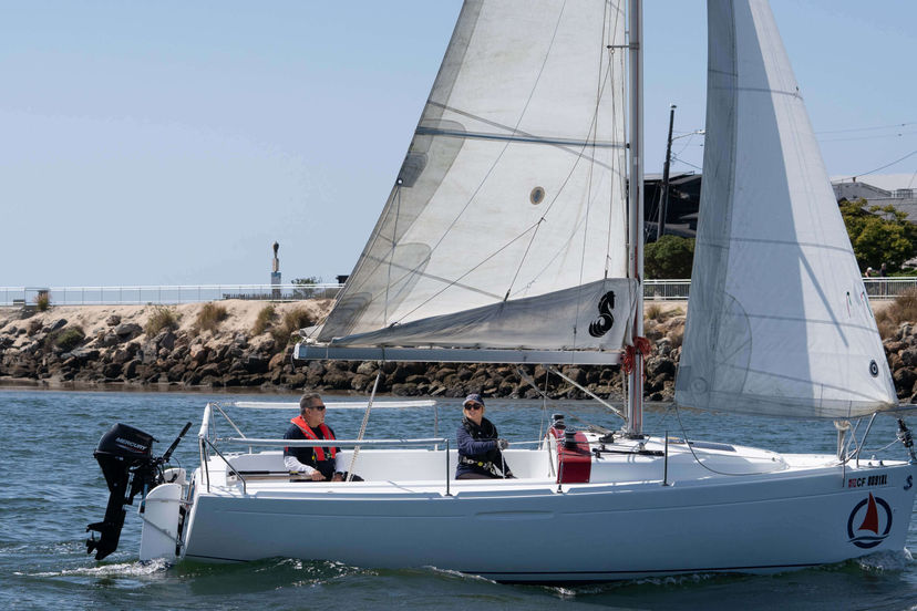Sail trim in practice on a broad reach Sail trim in practice on a broad reach