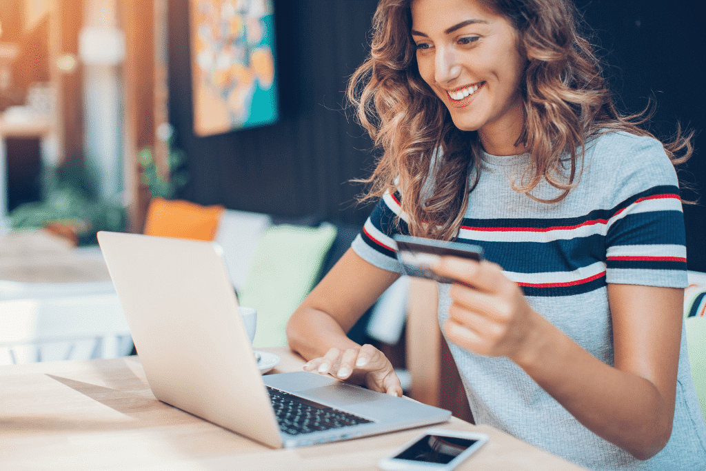 Mulher com cartão de credito. Escolhendo a plataforma de e-commerce da Uoou Solutions.