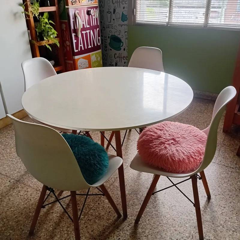 Juego de Mesa y Sillas Eames