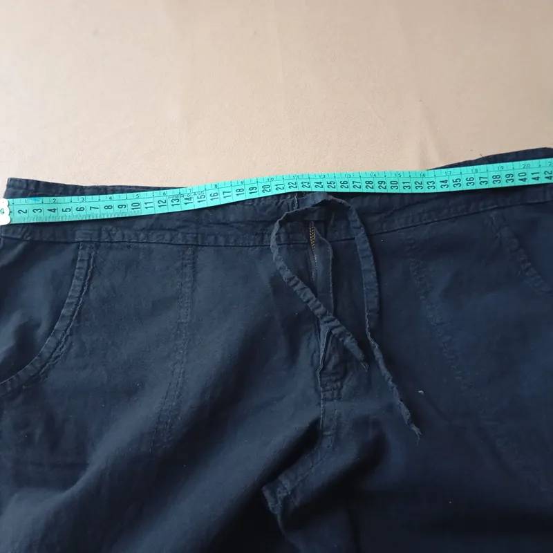 Pantalon Capri Negro, Rigido con Cordon. Impecable 2