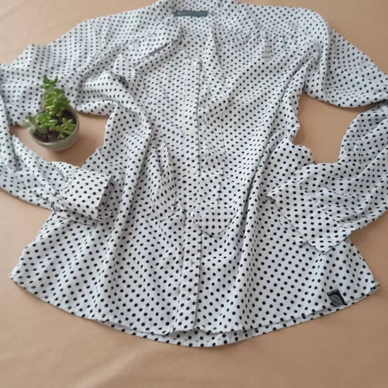 Camisa a Lunares y Lazo en el Cuello. Impecable