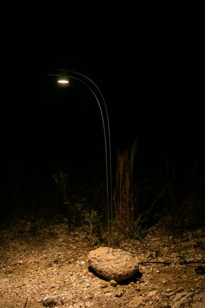 Lampara Led con Base de Piedra y Barras de Inox 4