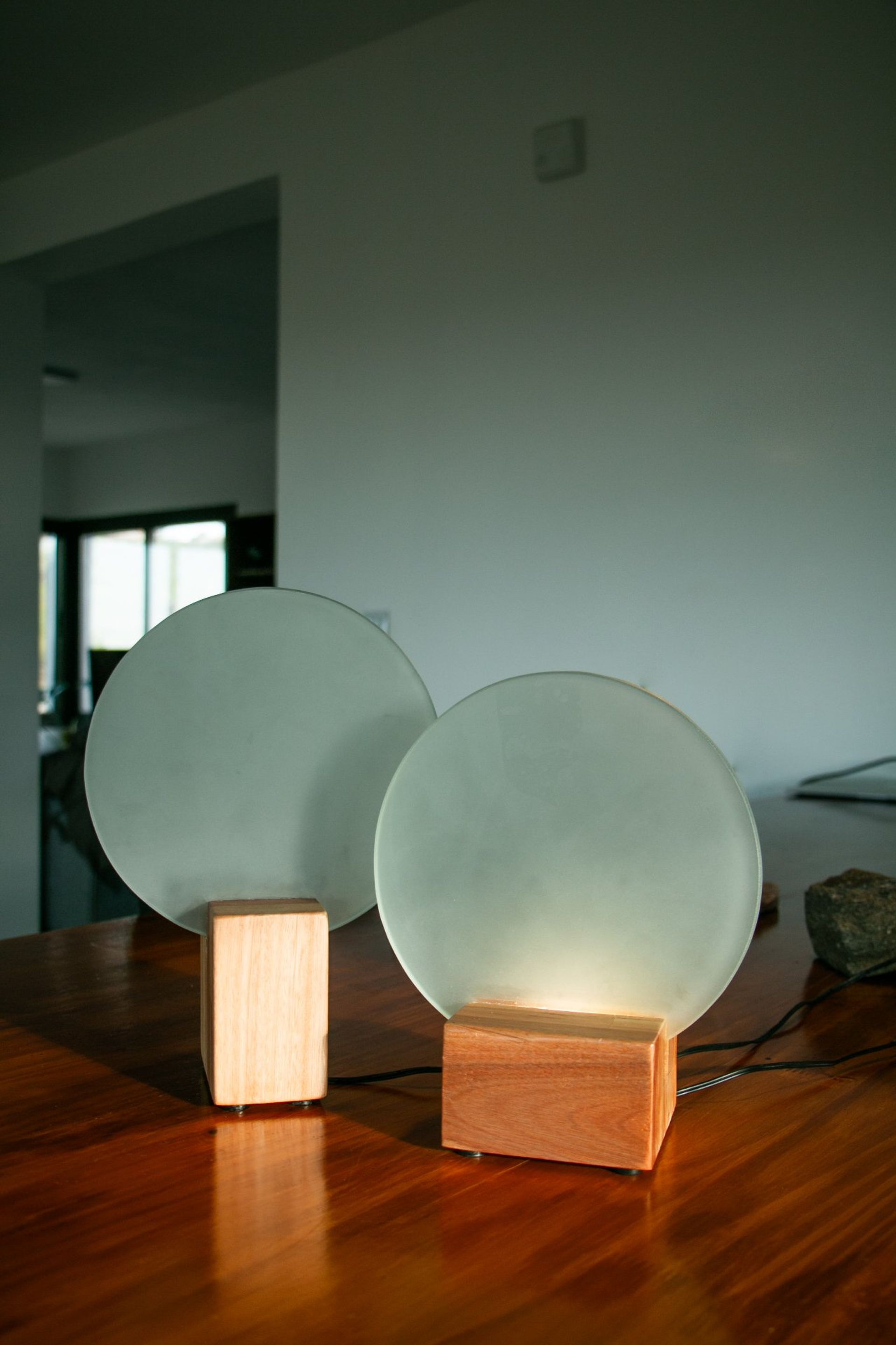 Lampara Led con Base de Madera y Vidrio