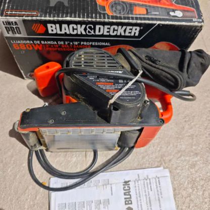 Lijadora de Banda Black Decker 3