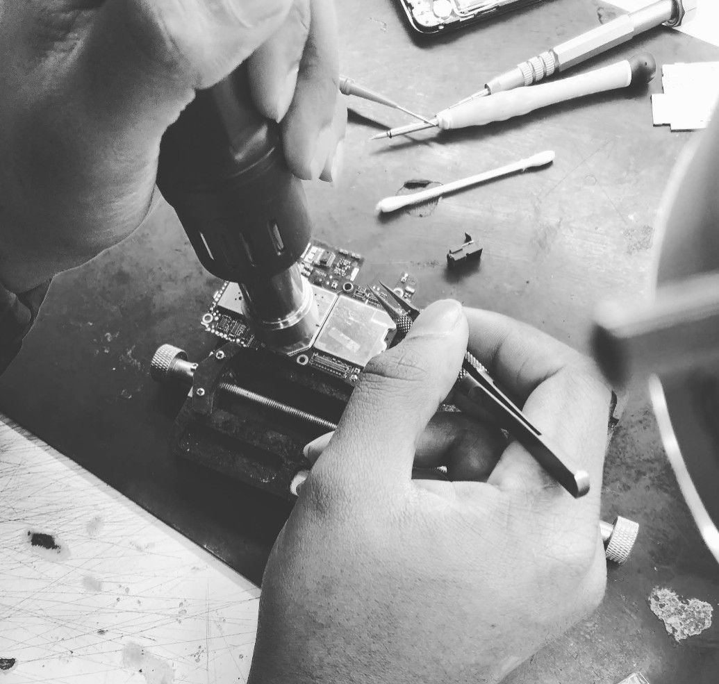 smartphone repair professional