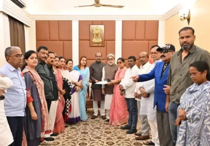 टीएमसी के बागी सांसदों ने स्पीकर को सौंपा पत्र