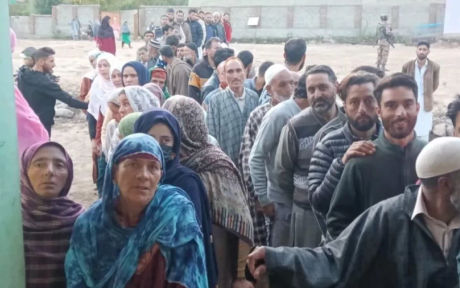 Voting continues in 24 seats of Jammu and Kashmir, huge crowd of voters gathered