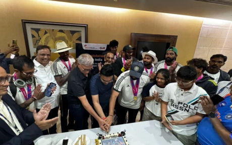 World champions reached the team hotel, got a warm welcome, Rohit showed the trophy to the fans