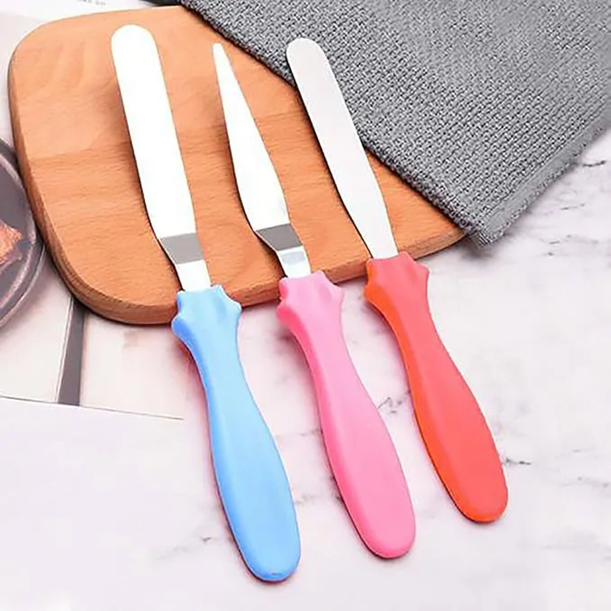  3-piece set of stainless steel cake decorating and icing spatulas