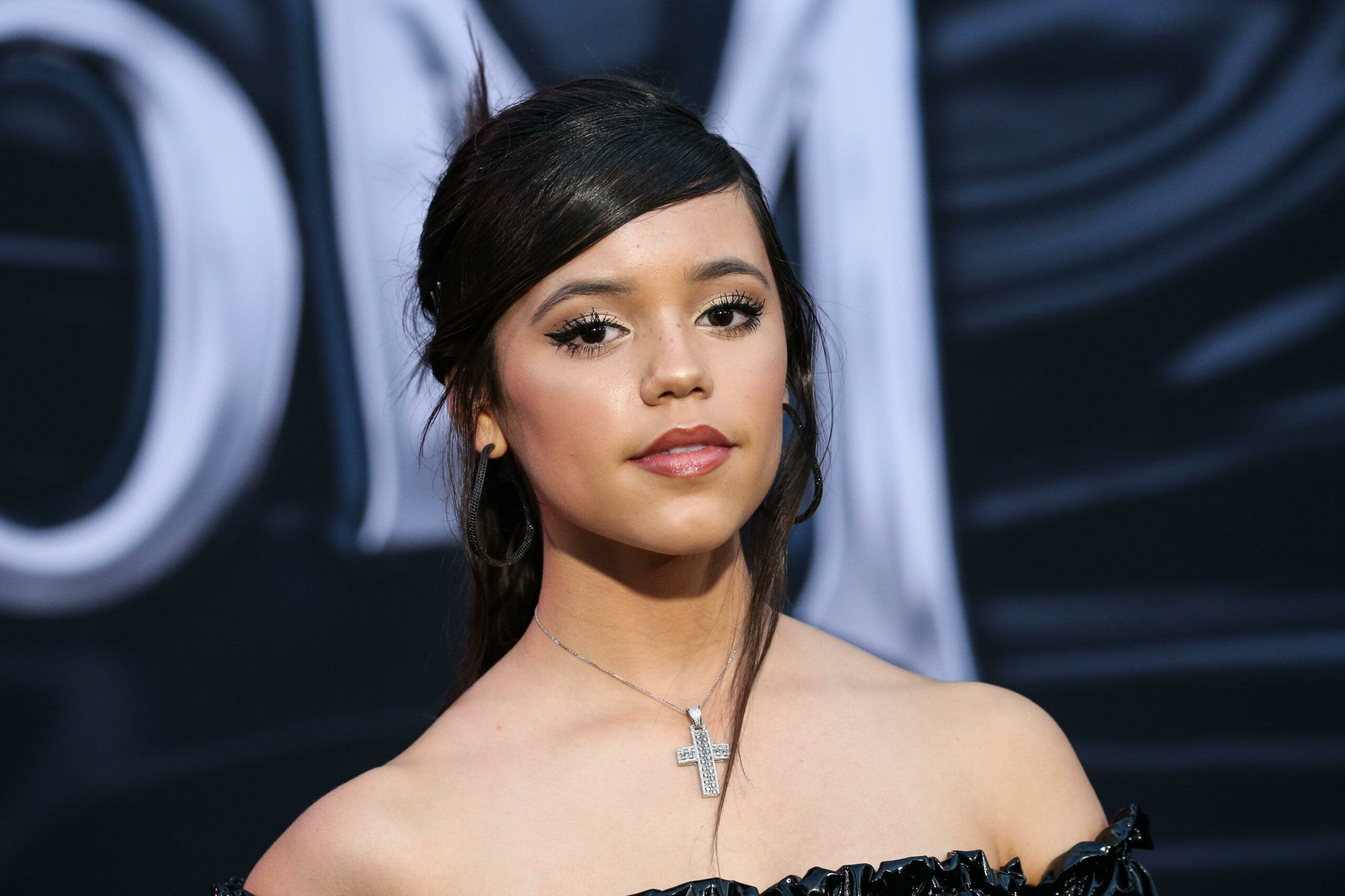 DiscussingFilm on X: Jenna Ortega never blinks when playing Wednesday  Addams in 'WEDNESDAY' after she tried one take of not blinking and Tim  Burton loved the result. Read our review:    /