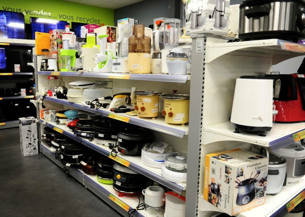 Petit et gros électroménager de grande marque (robots, appareils de cuisine) à la vente sur les étalages d'un magasin discount