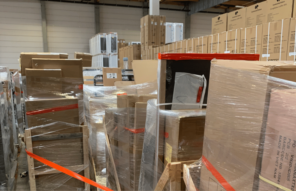 Pallets met uitgeleverde producten, restpartijen en resterende producten opgeslagen voor verkoop