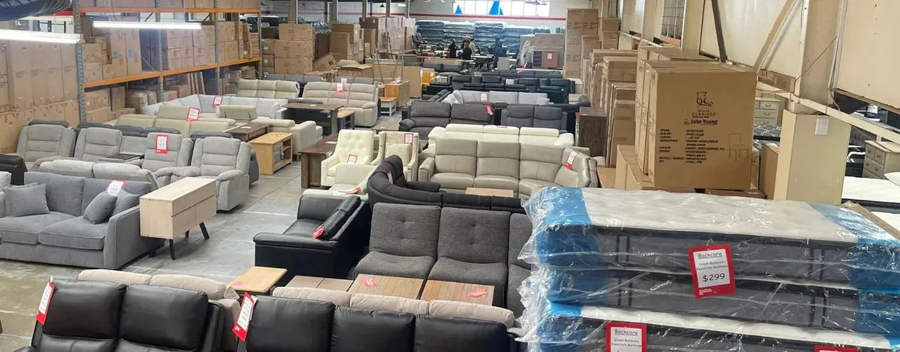 Magazijn van outlet interieurmeubelen en sofa's opgeslagen voor groothandel en veiling