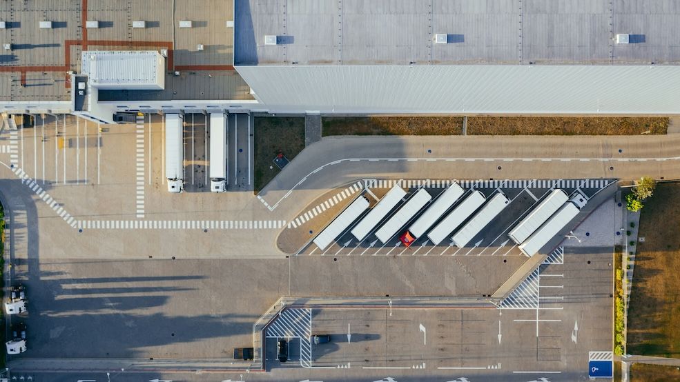 Entrepôt logistique camions