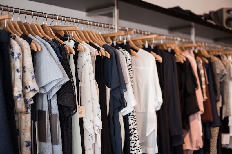 vêtements sur un portant de magasin