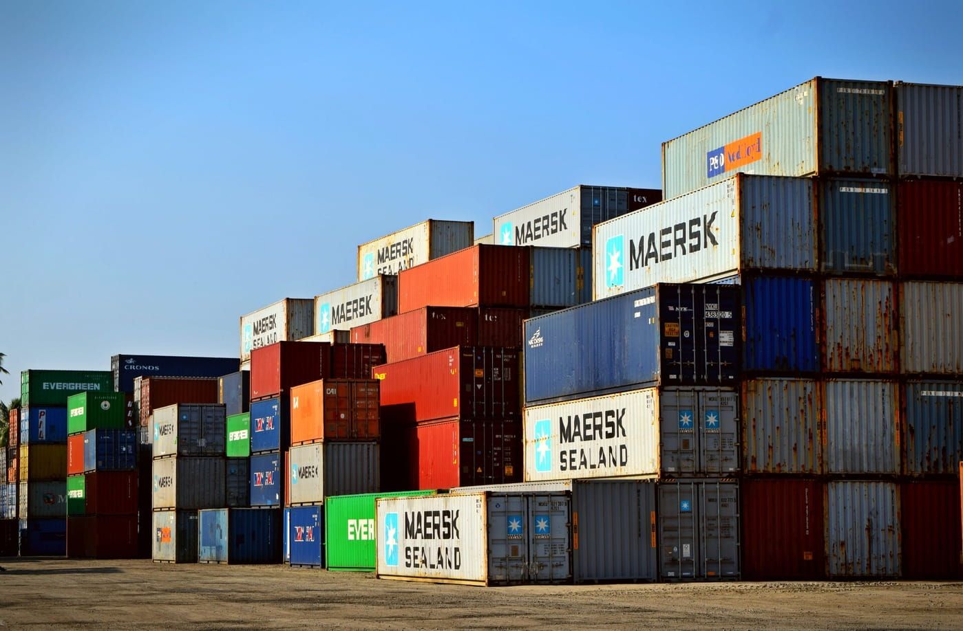 Containers met geretourneerde producten voor wederverkoop of recycling als onderdeel van een strategie voor omgekeerde logistiek