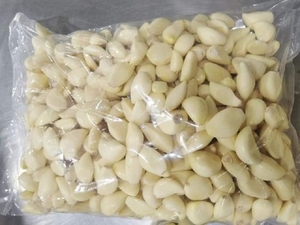 ಸಿಪ್ಪೆ ಸುಲಿದ ಬೆಳ್ಳುಳ್ಳಿ