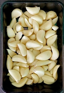 ಸಿಪ್ಪೆ ಸುಲಿದ ಬೆಳ್ಳುಳ್ಳಿ