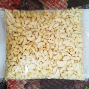 ಸಿಪ್ಪೆ ಸುಲಿದ ಬೆಳ್ಳುಳ್ಳಿ