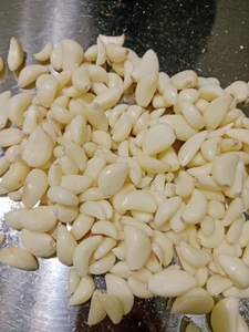 ಸಿಪ್ಪೆ ಸುಲಿದ ಬೆಳ್ಳುಳ್ಳಿ