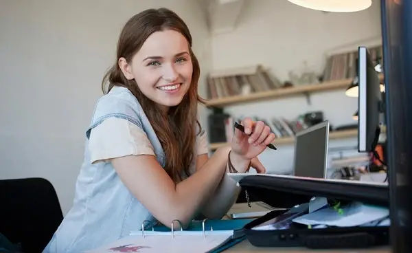 Con gái nên học ngành gì để ổn định? Bí quyết chọn ngành nghề phù hợp