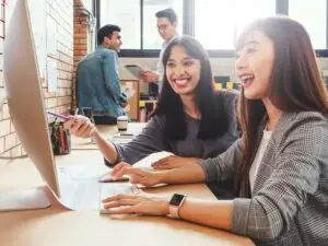 Con gái nên học ngành gì để ổn định? Bí quyết chọn ngành nghề phù hợp