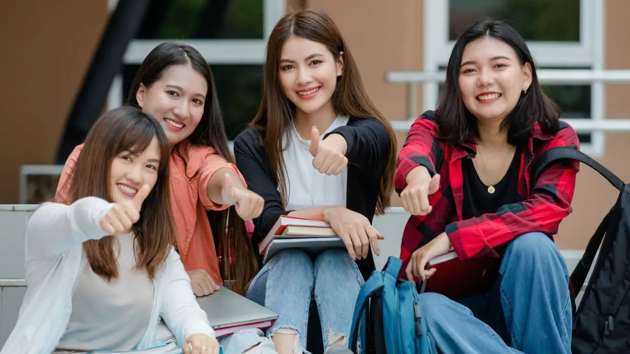 Con gái nên học ngành gì để ổn định? Bí quyết chọn ngành nghề phù hợp