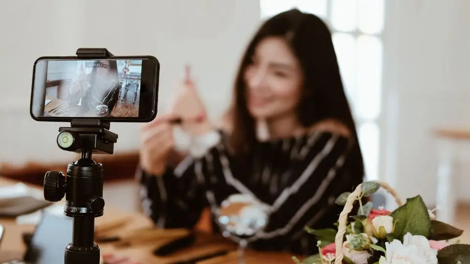 Con gái nên học ngành gì để ổn định? Bí quyết chọn ngành nghề phù hợp
