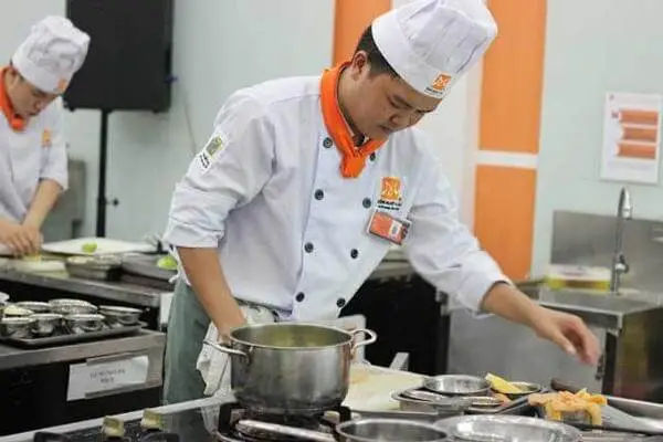 Công Việc Đầu Bếp Là Gì? Mô Tả Công Việc Yêu Cầu