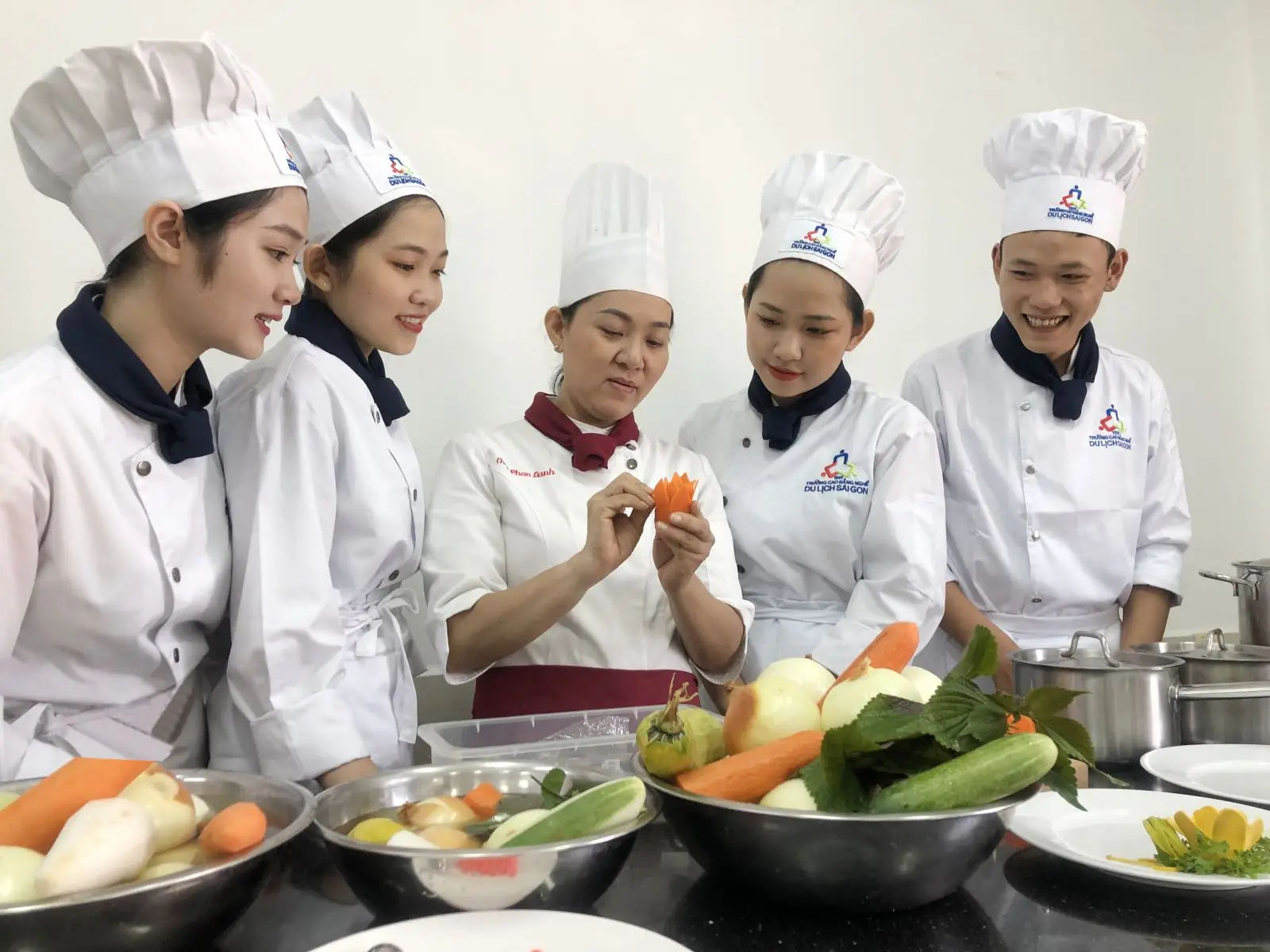 Học Nghề Đầu Bếp Có Cần Bằng Cấp? - Nắm Bắt Bí Quyết Thành Công