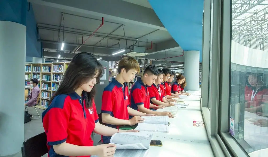 Học phí Cao đẳng Văn Lang: So sánh và ưu đãi học phí