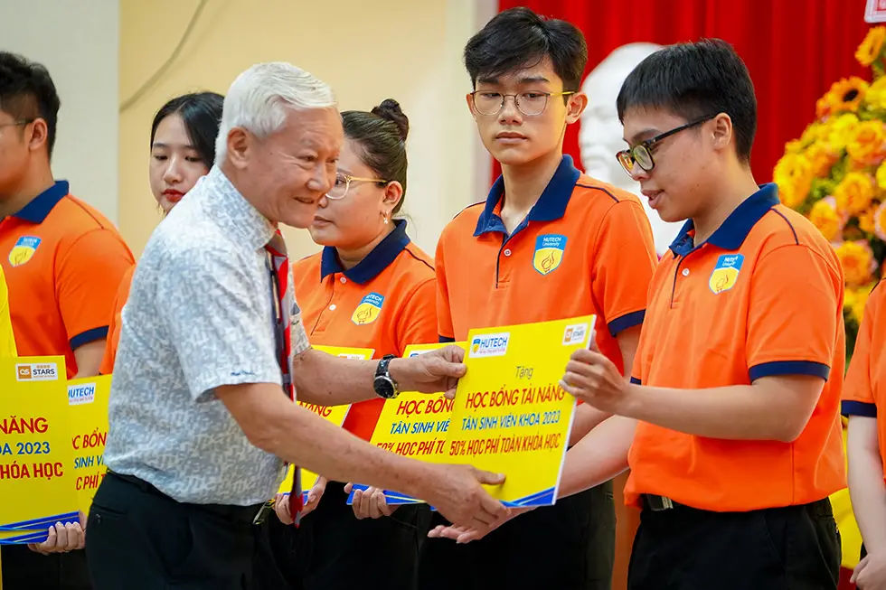 Học phí ngành Dược HUTECH: Thông tin chi tiết và kinh nghiệm học tập
