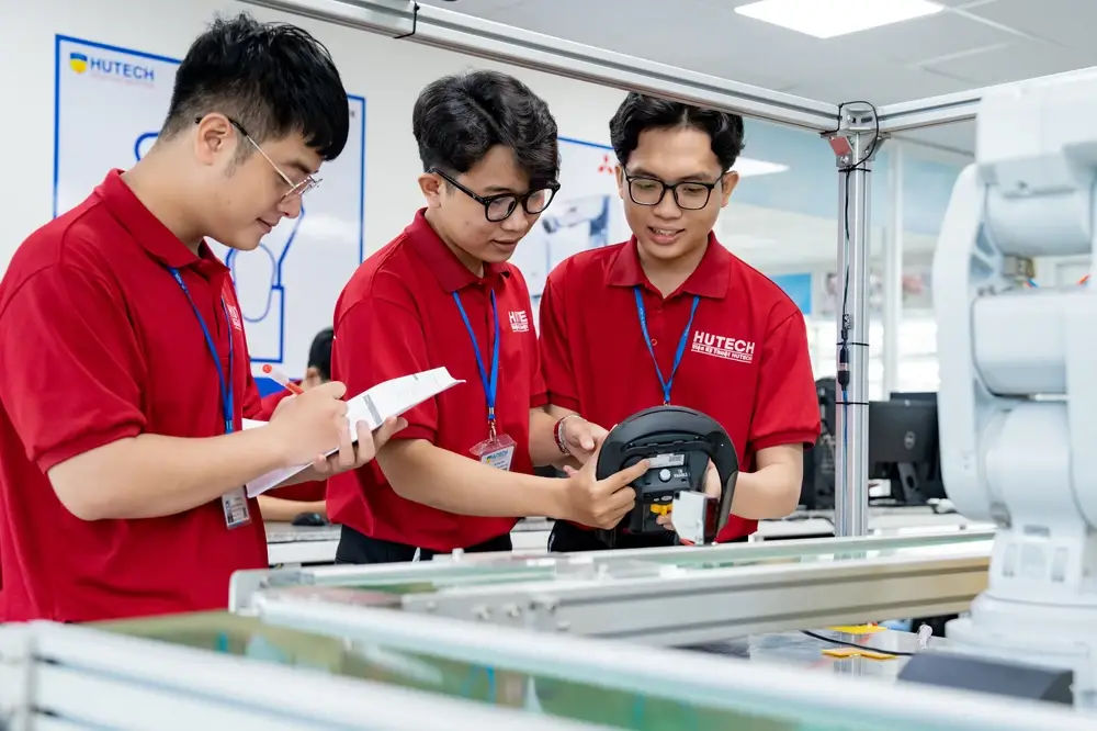 Học phí ngành Thiết kế Đồ họa HUTECH: Chi phí  Cơ hội