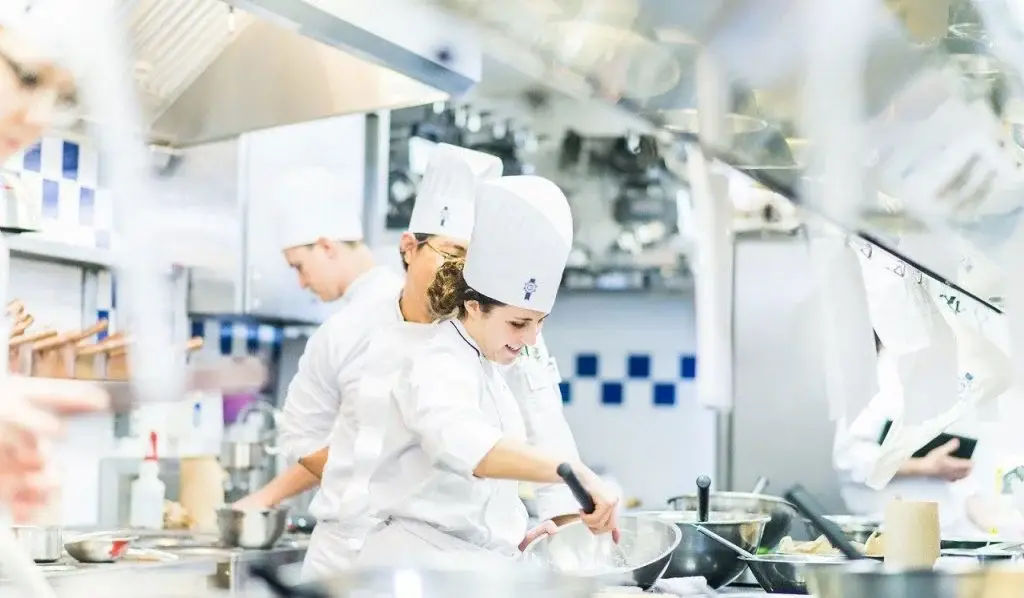 Không có bằng cấp 3, nên học nghề gì? Con đường thành công vẫn mở rộng!